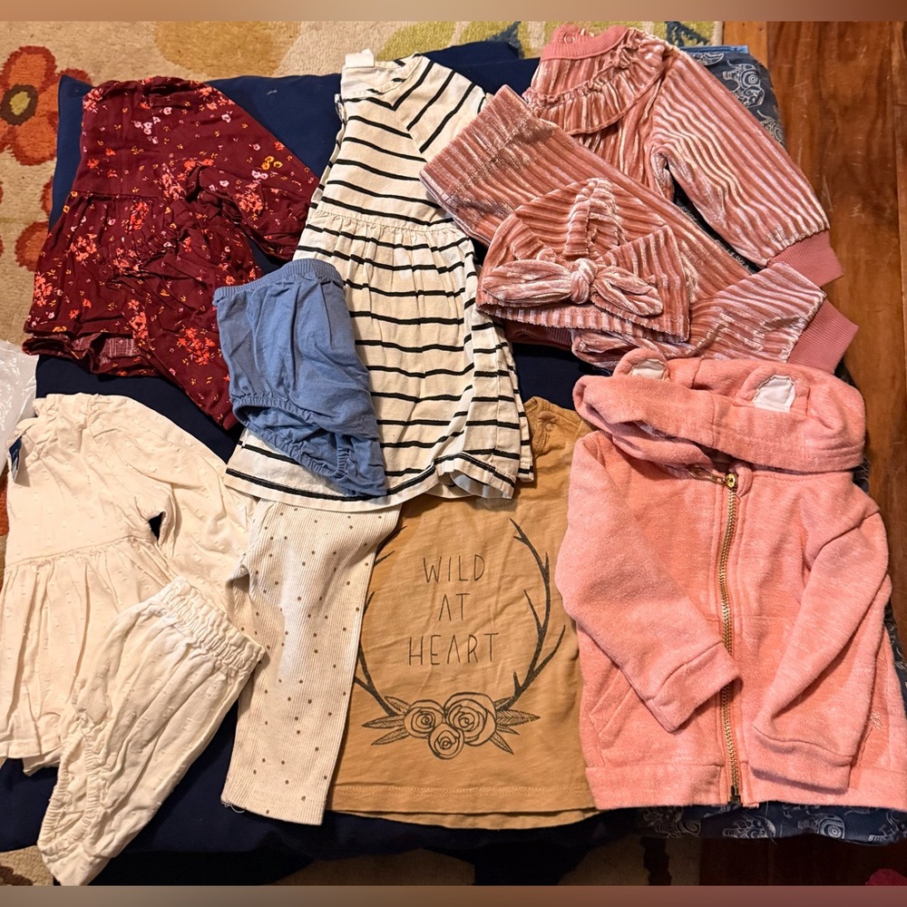 Lot of 5 baby girl outfits 3-6 months and a hoodie Zara Old Navy and Carters